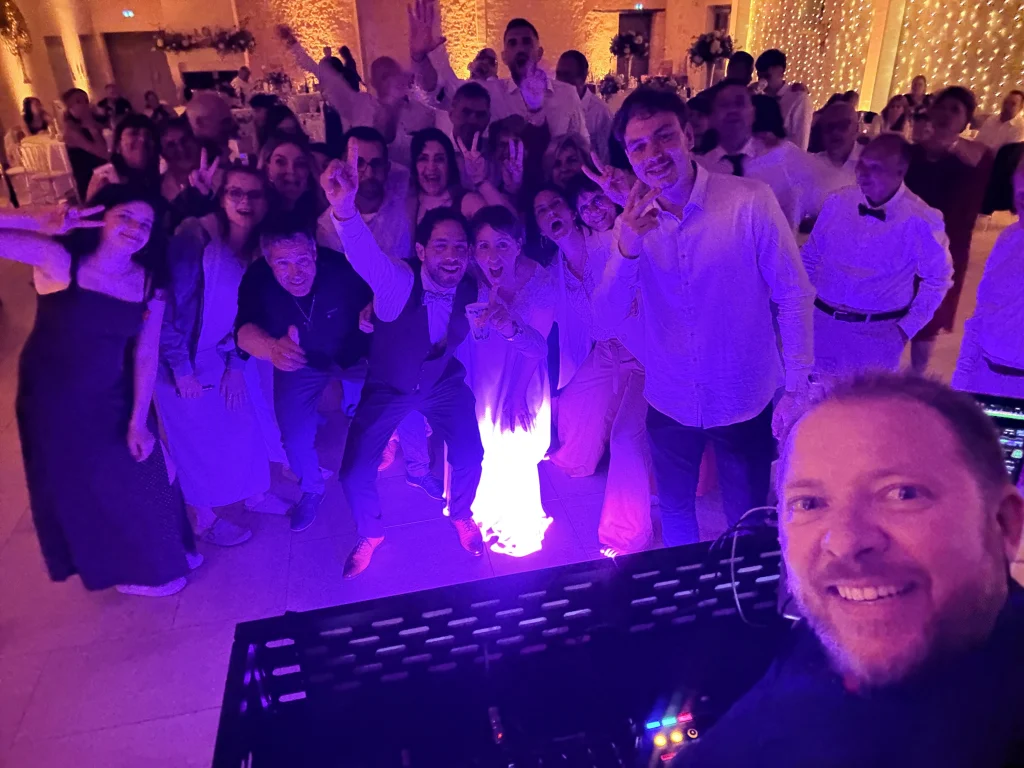 Selfie avec les mariés et invités